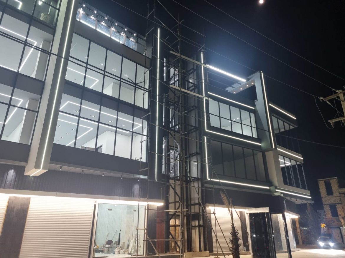 مقایسه فریم لس و فیس کپ در کرتین وال