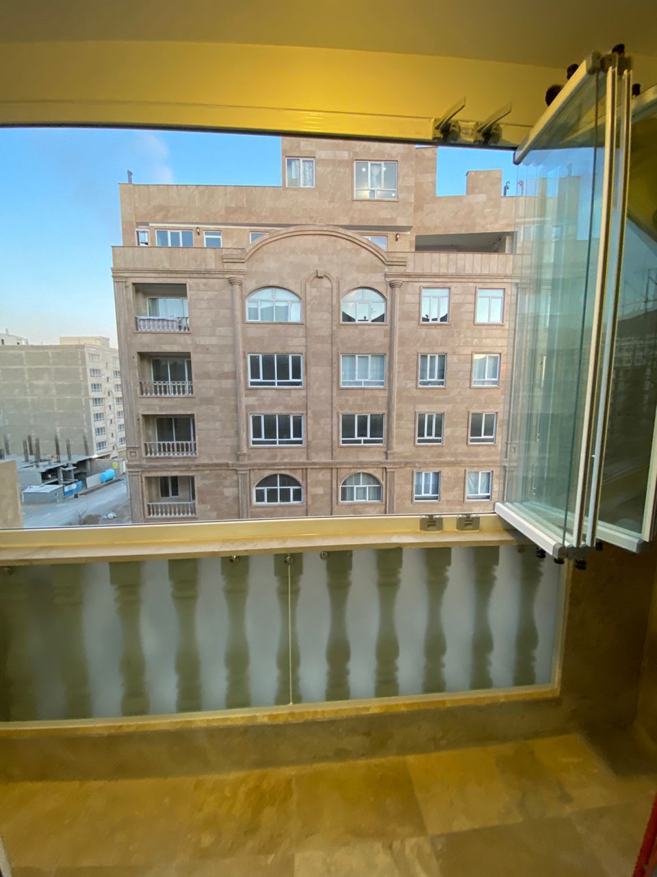 زیبایی و امنیت پنجره‌های بالکنی آلومینیومی