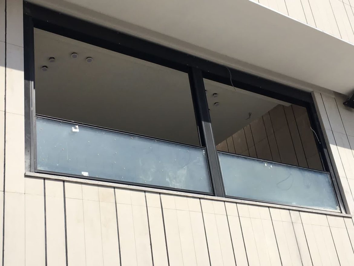 اجرای تخصصی هندریل شیشه‌ای ساختمان
