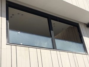 اجرای تخصصی هندریل شیشه‌ای ساختمان