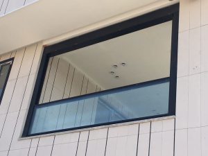اجرای تخصصی هندریل شیشه‌ای ساختمان